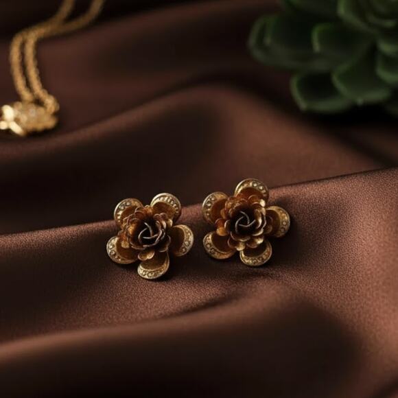 Vintage Gold Tone Flower Screw-Back Earrings - Picture 1 of 10